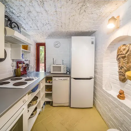 Adam Apartman