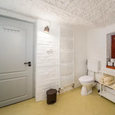 ádám Apartman *